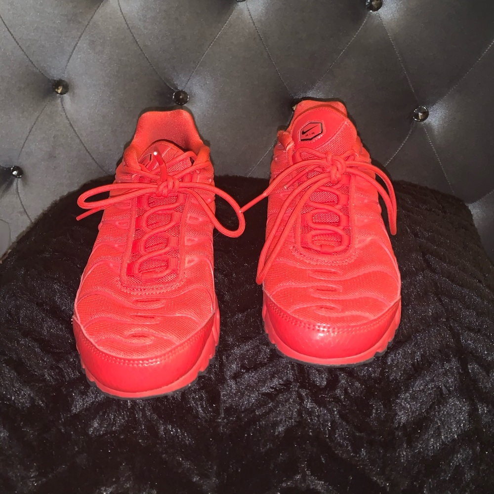 Red Nike air max tn